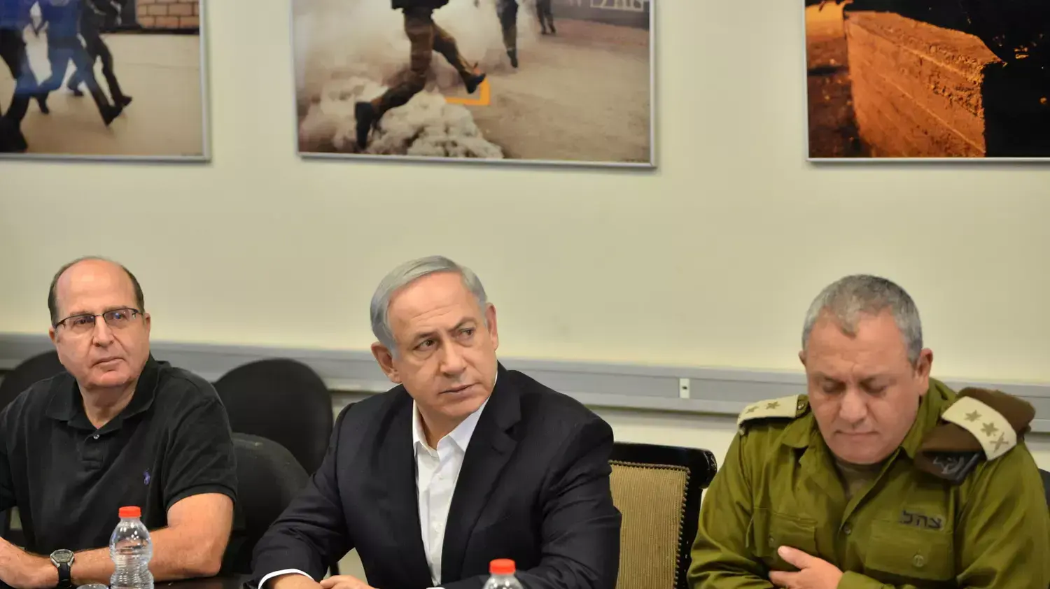 רא"ל גדי איזנקוט, ראש הממשלה בנימין נתניהו ושר הביטון משה יעלון, חטמ"ר שומרון, 6 באוקטובר 2015 רא"ל גדי איזנקוט, ראש הממשלה בנימין נתניהו ושר הביטון משה יעלון, חטמ"ר שומרון, 6 באוקטובר 2015