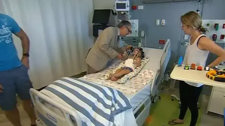 רופאים חיברו מחדש את ראשו של פעוט לצווארו רופאים חיברו מחדש את ראשו של פעוט לצווארו