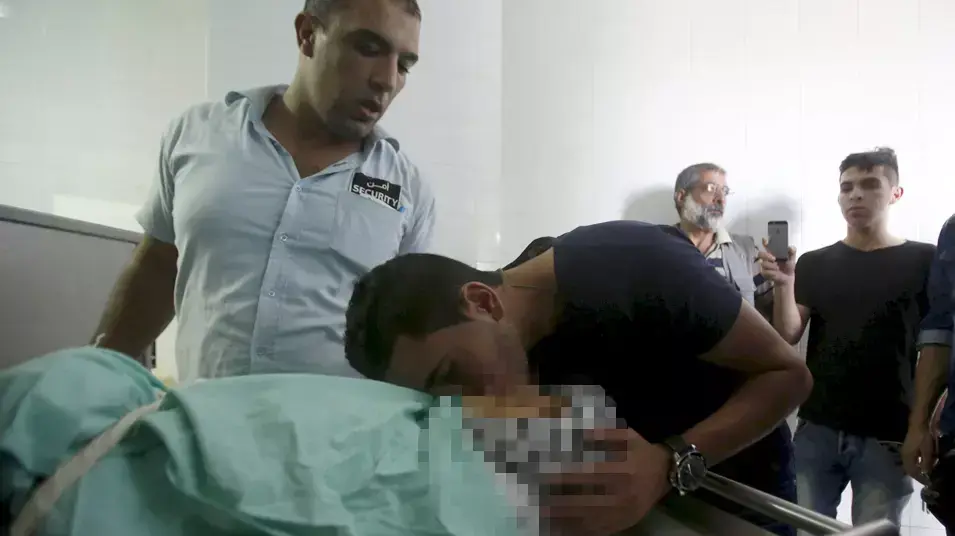 גופתו של עבד א-רחמן עבידאללה, נער פלסטיני בן 12, שנהרג מאש צה"ל במחנה הפליטים אל-עאידה בבית לחם, 5 באוקטובר 2015 גופתו של עבד א-רחמן עבידאללה, נער פלסטיני בן 12, שנהרג מאש צה"ל במחנה הפליטים אל-עאידה בבית לחם, 5 באוקטובר 2015