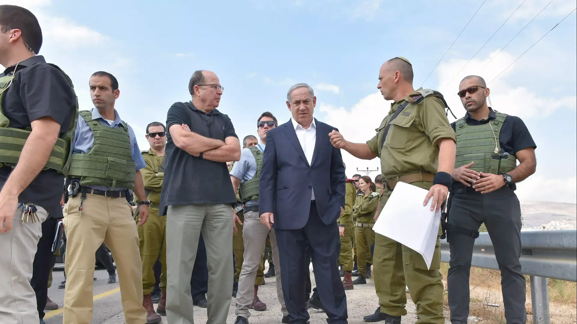 שר הביטחון משה (בוגי) יעלון וראש הממשלה בנימין נתניהו בביקור באוגדת איו"ש. אוקטובר 2015 שר הביטחון משה (בוגי) יעלון וראש הממשלה בנימין נתניהו בביקור באוגדת איו"ש. אוקטובר 2015