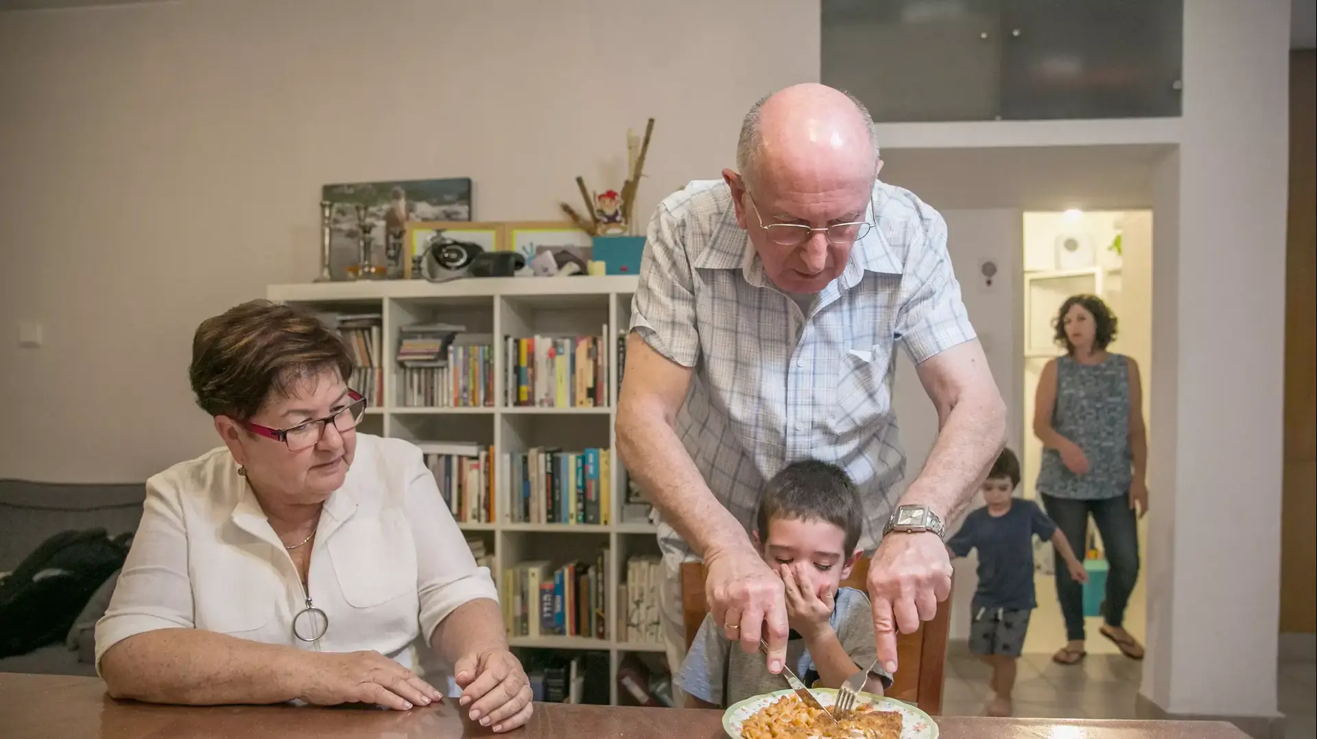 תלמה ונתן אייזנברג עם הנכדים, אוקטובר 2015