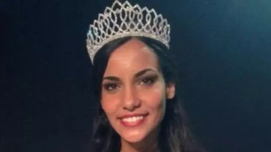 מלכת יופי צרפתייה הצטלמה בעירום מלכת יופי צרפתייה הצטלמה בעירום