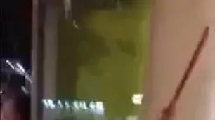 תלמידה מכה אחרת במוט תלמידה מכה אחרת במוט