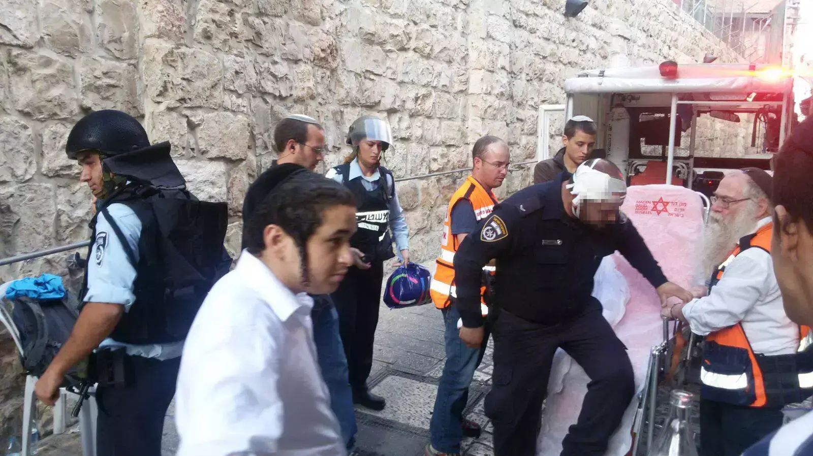 יידוי אבנים לעבר שוטרים ולוחמי מג"ב, העיר העתיקה. אוקטובר 2015 יידוי אבנים לעבר שוטרים ולוחמי מג"ב, העיר העתיקה. אוקטובר 2015
