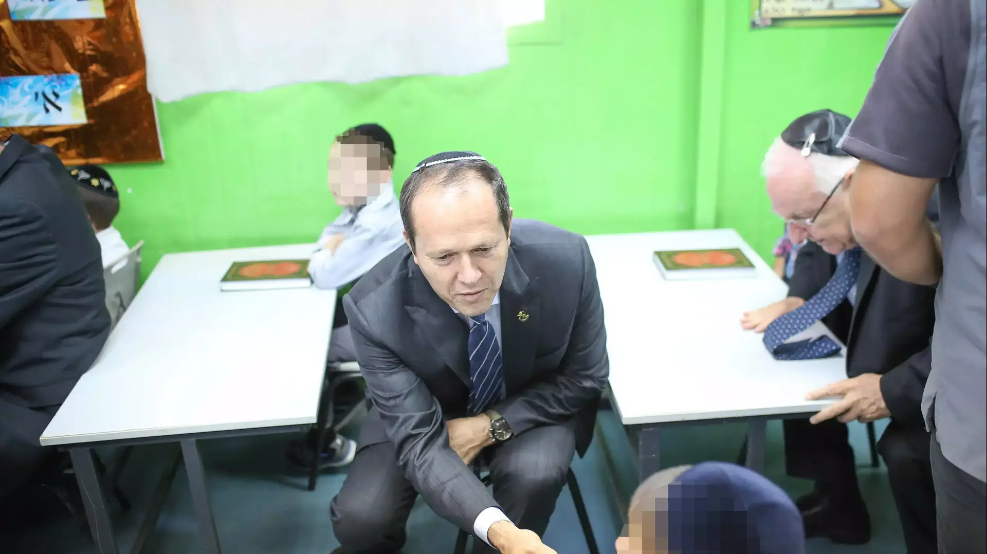 ראש עיריית ירושלים, ניר ברקת בפתיחת שנת הלימודים החרדית בתלמוד תורה "דיברות משה" בשכונת הר נוף בירושלים, אוגוסט 2015 ראש עיריית ירושלים, ניר ברקת בפתיחת שנת הלימודים החרדית בתלמוד תורה "דיברות משה" בשכונת הר נוף בירושלים, אוגוסט 2015