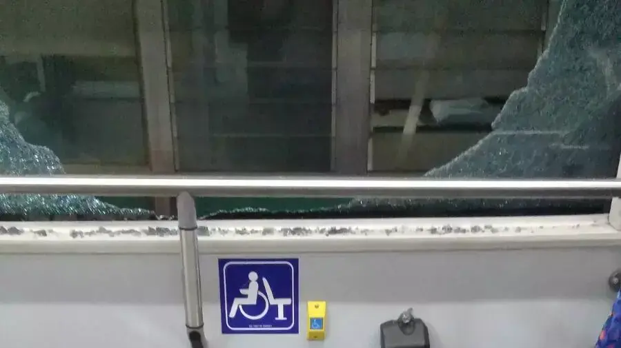 אוטובוס שנרגם באבנים ברחוב יפת ביפו, 7 באוקטובר 2015. אוטובוס שנרגם באבנים ברחוב יפת ביפו, 7 באוקטובר 2015.