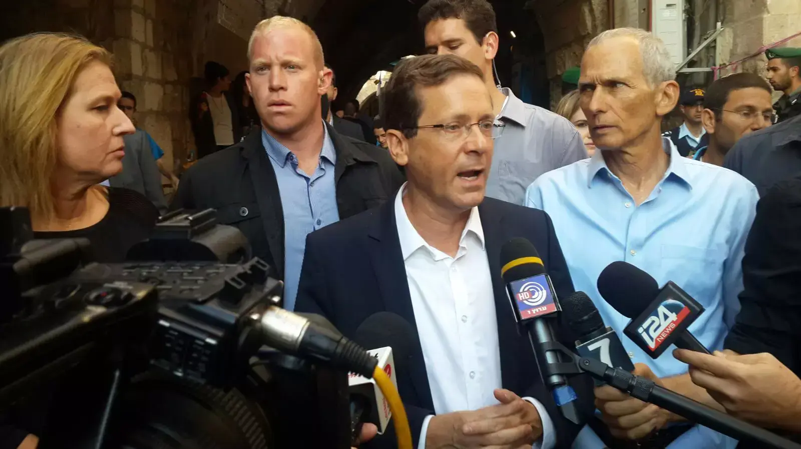 ראש האופוזיציה יצחק הרצוג וציפי לבני בסיור בעיר העתיקה, ירושלים. אוקטובר 2015 ראש האופוזיציה יצחק הרצוג וציפי לבני בסיור בעיר העתיקה, ירושלים. אוקטובר 2015