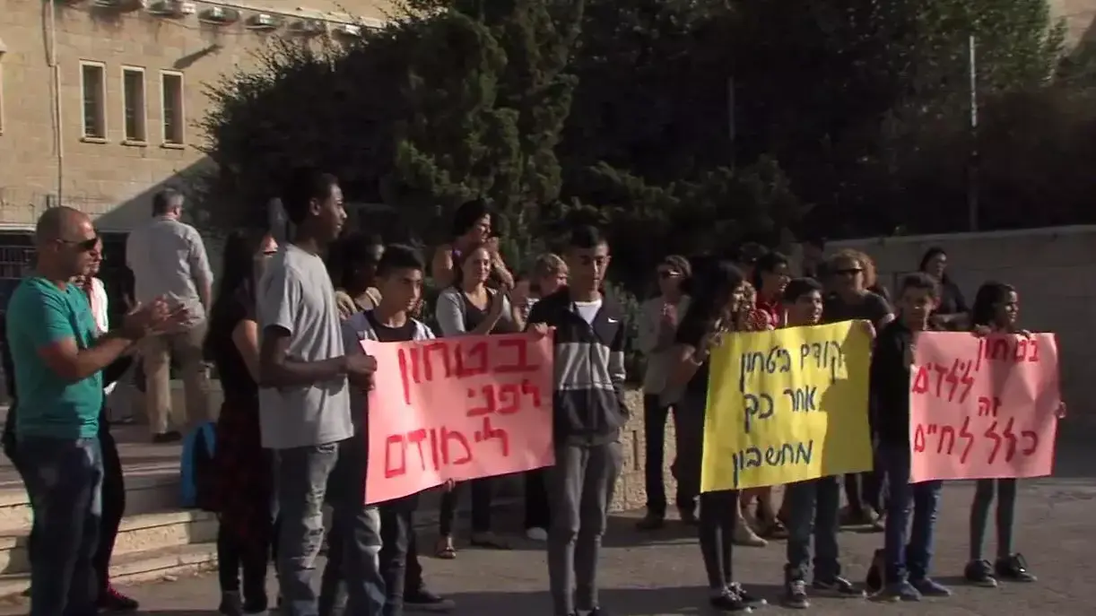 הפגנת תלמידים, הורים ומורים בבית הספר סליגסברג בארמון הנציב בעקבות בעיות אבטחה. ירושלים, אוקטובר 2015