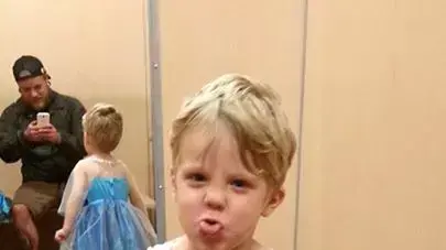 ילד מחופש לאלזה ילד מחופש לאלזה