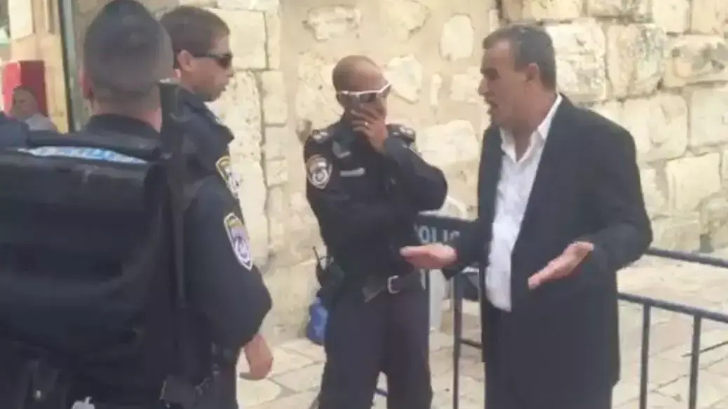ח"כ ג'מאל זחאלקה מתעמת עם שוטרים בכניסה להר הבית, אוקטובר 2015 ח"כ ג'מאל זחאלקה מתעמת עם שוטרים בכניסה להר הבית, אוקטובר 2015