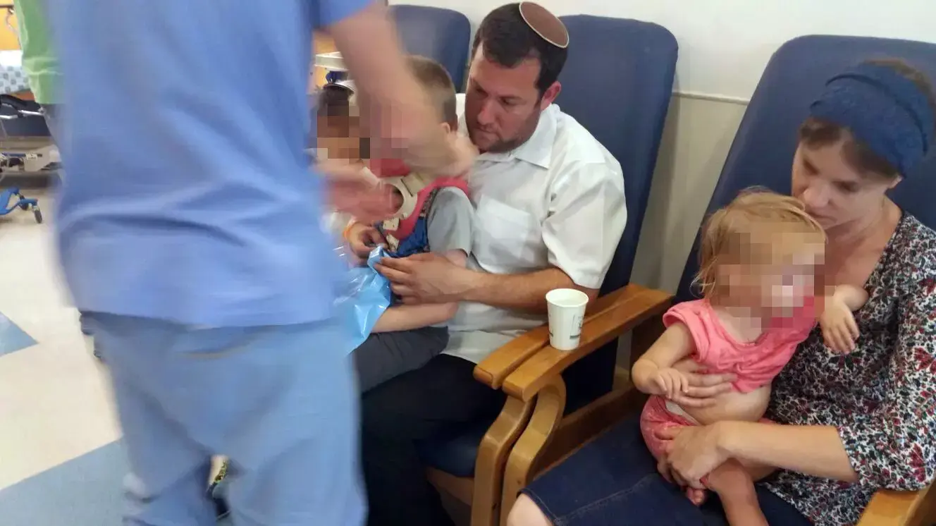 אשתו של ראש מועצת שומרון יוסי דגן, אוריה, ושלושת ילדיהם בבית החולים לאחר שנפגעו בתאונה שנגרמה כתוצאה מיידוי אבנים, אוקטובר 2015