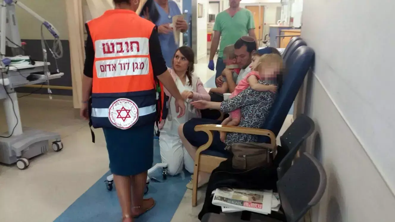 אשתו של ראש מועצת שומרון יוסי דגן, אוריה, ושלושת ילדיהם בבית החולים לאחר שנפגעו בתאונה שנגרמה כתוצאה מיידוי אבנים, אוקטובר 2015 אשתו של ראש מועצת שומרון יוסי דגן, אוריה, ושלושת ילדיהם בבית החולים לאחר שנפגעו בתאונה שנגרמה כתוצאה מיידוי אבנים, אוקטובר 2015