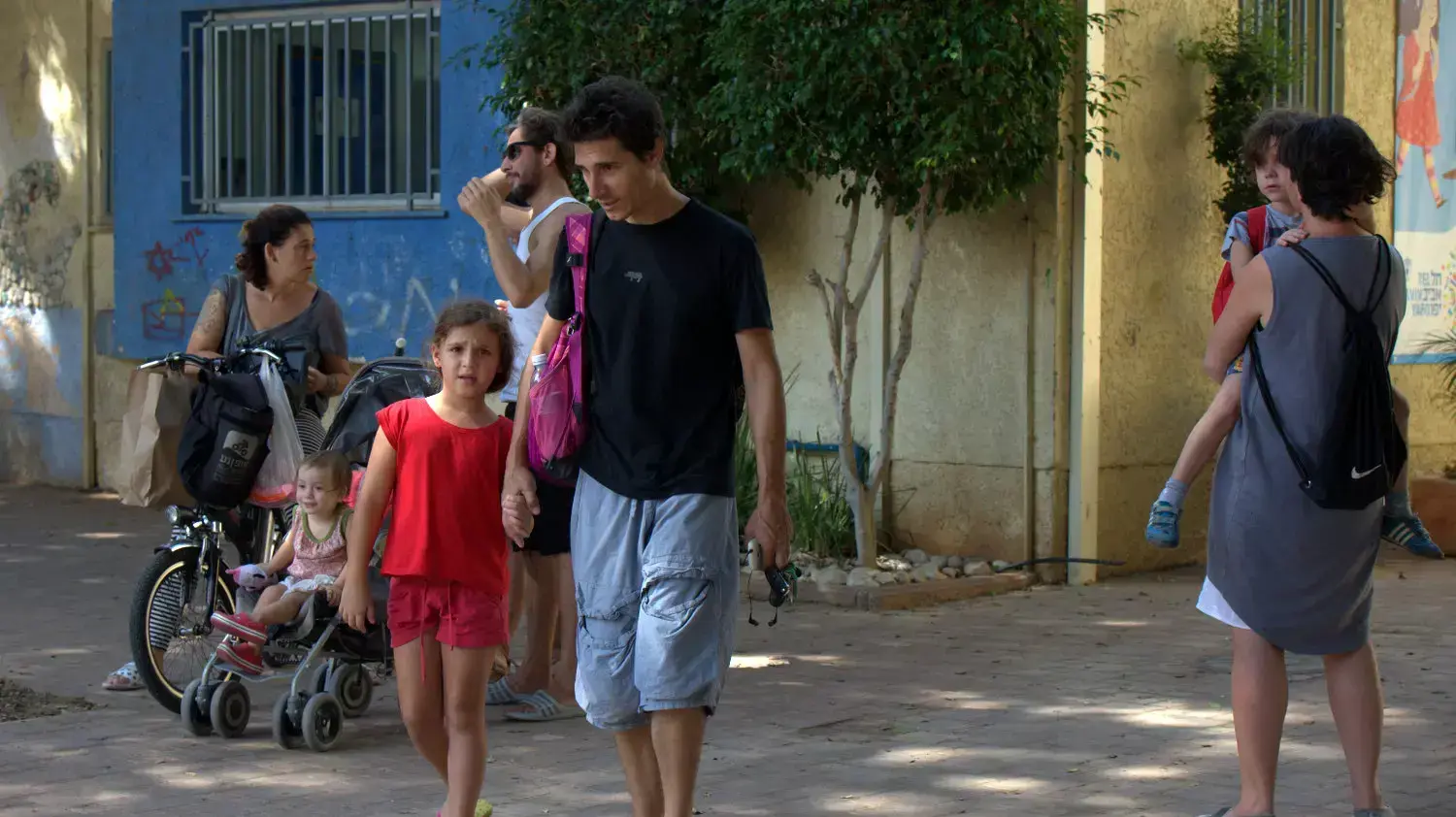הורים לוקחים את ילדיהם מבית הספר הדמוקרטי ביפו. אוקטובר 2015 הורים לוקחים את ילדיהם מבית הספר הדמוקרטי ביפו. אוקטובר 2015