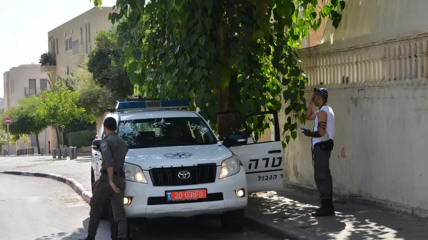 שוטרי מג"ב מאבטחים את הישיבה ברחוב טולוז, יפו. אוקטובר 2025 שוטרי מג"ב מאבטחים את הישיבה ברחוב טולוז, יפו. אוקטובר 2025