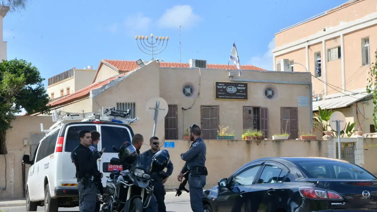 שוטרי מג"ב מאבטחים את הישיבה ברחוב טולוז, יפו. אוקטובר 2025 שוטרי מג"ב מאבטחים את הישיבה ברחוב טולוז, יפו. אוקטובר 2025