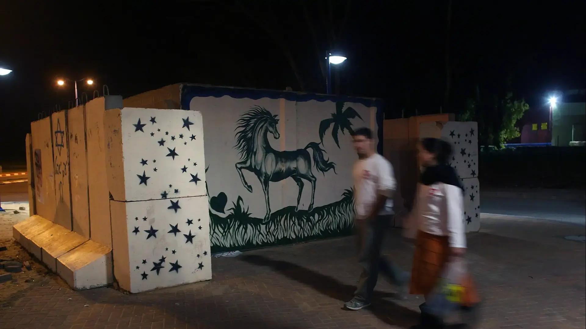 תושבים בשדרות ליד מיגונית תושבים בשדרות ליד מיגונית