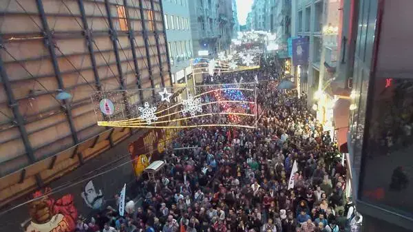 הפגנת אופוזיציה בכיכר תקסים, איסטנבול, אוקטובר 2015 הפגנת אופוזיציה בכיכר תקסים, איסטנבול, אוקטובר 2015