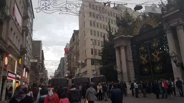 הפגנת אופוזיציה בכיכר תקסים, איסטנבול, אוקטובר 2015 הפגנת אופוזיציה בכיכר תקסים, איסטנבול, אוקטובר 2015