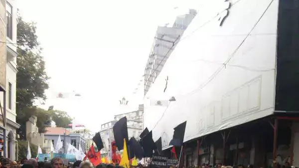 הפגנת אופוזיציה בכיכר תקסים, איסטנבול, אוקטובר 2015 הפגנת אופוזיציה בכיכר תקסים, איסטנבול, אוקטובר 2015