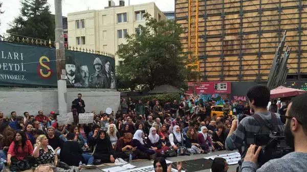 הפגנת אופוזיציה בכיכר תקסים, איסטנבול, אוקטובר 2015 הפגנת אופוזיציה בכיכר תקסים, איסטנבול, אוקטובר 2015