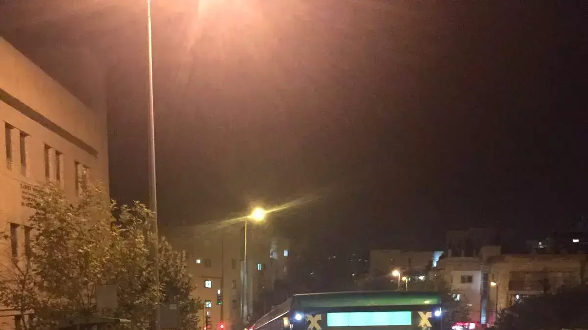 יידוי אבנים לעבר אוטובוס בירושלים. אוקטובר 2015 יידוי אבנים לעבר אוטובוס בירושלים. אוקטובר 2015