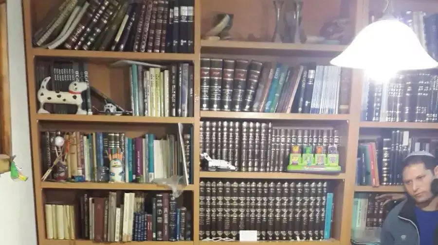 תושבי התנחלות נריה מקבלים את ילדי משפחת הנקין, אוקטובר 2015 תושבי התנחלות נריה מקבלים את ילדי משפחת הנקין, אוקטובר 2015
