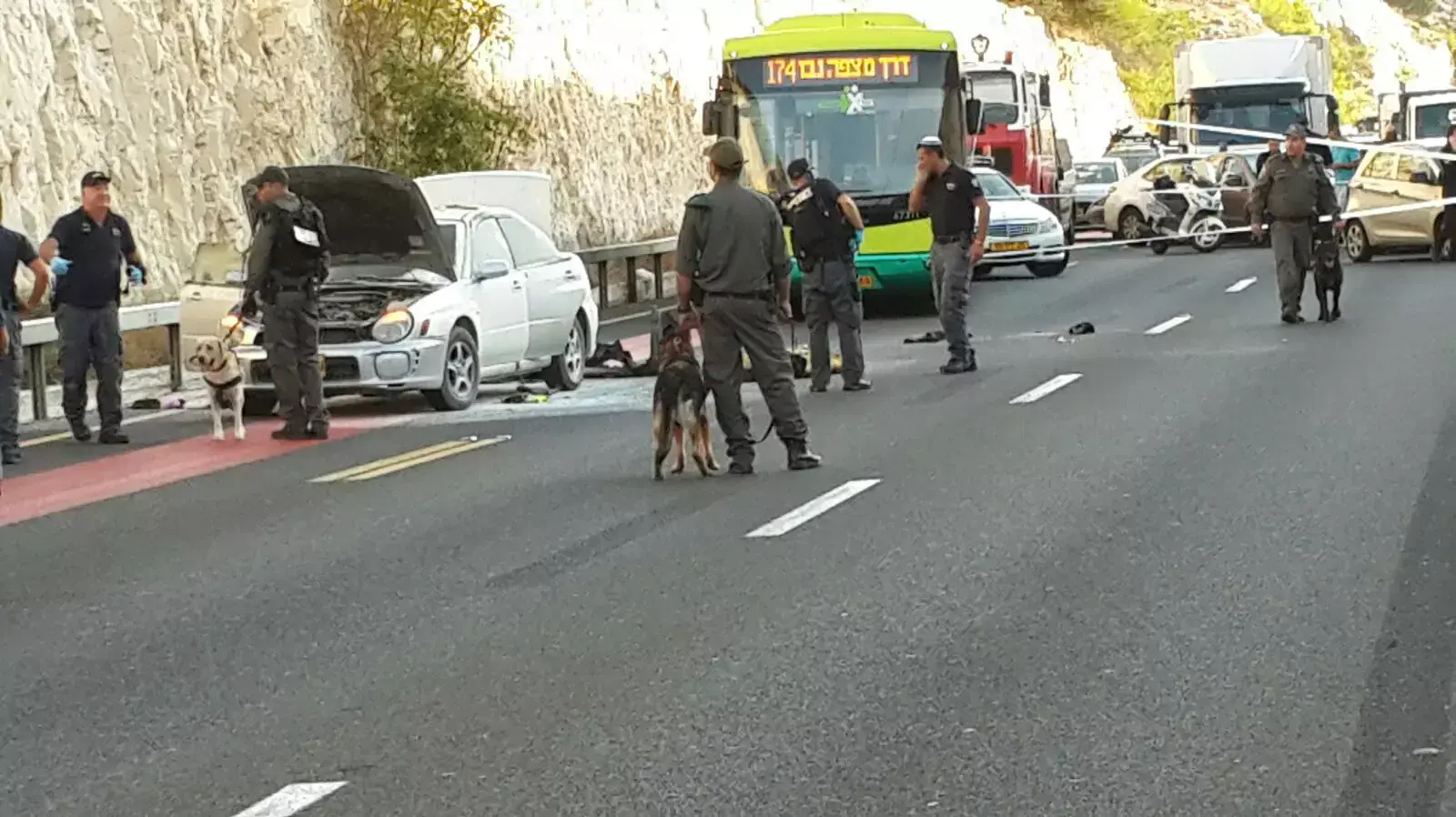 פיצוץ מכונית תופת בין מחסום א-זעים למעלה אדומים, אוקטובר 2015 פיצוץ מכונית תופת בין מחסום א-זעים למעלה אדומים, אוקטובר 2015
