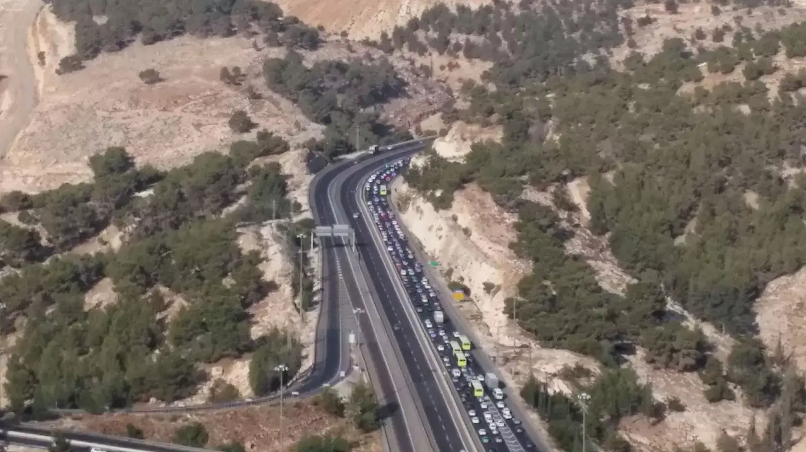 עומס תנועה בעקבות פיגוע בין מחסום א-זעים סמוך למעלה אדומים, אוקטובר 2015 עומס תנועה בעקבות פיגוע בין מחסום א-זעים סמוך למעלה אדומים, אוקטובר 2015