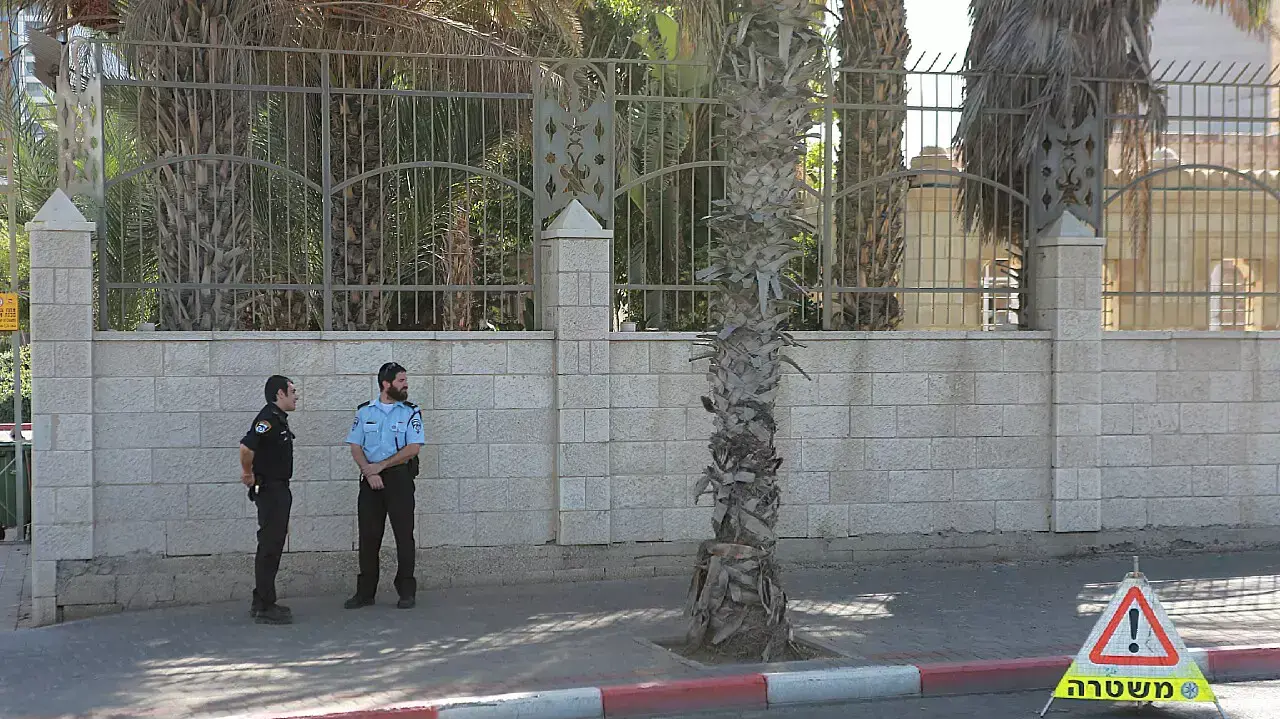 ניידת משטרה מחוץ למסגד חסן בק. יפו, אוקטובר 2015 ניידת משטרה מחוץ למסגד חסן בק. יפו, אוקטובר 2015