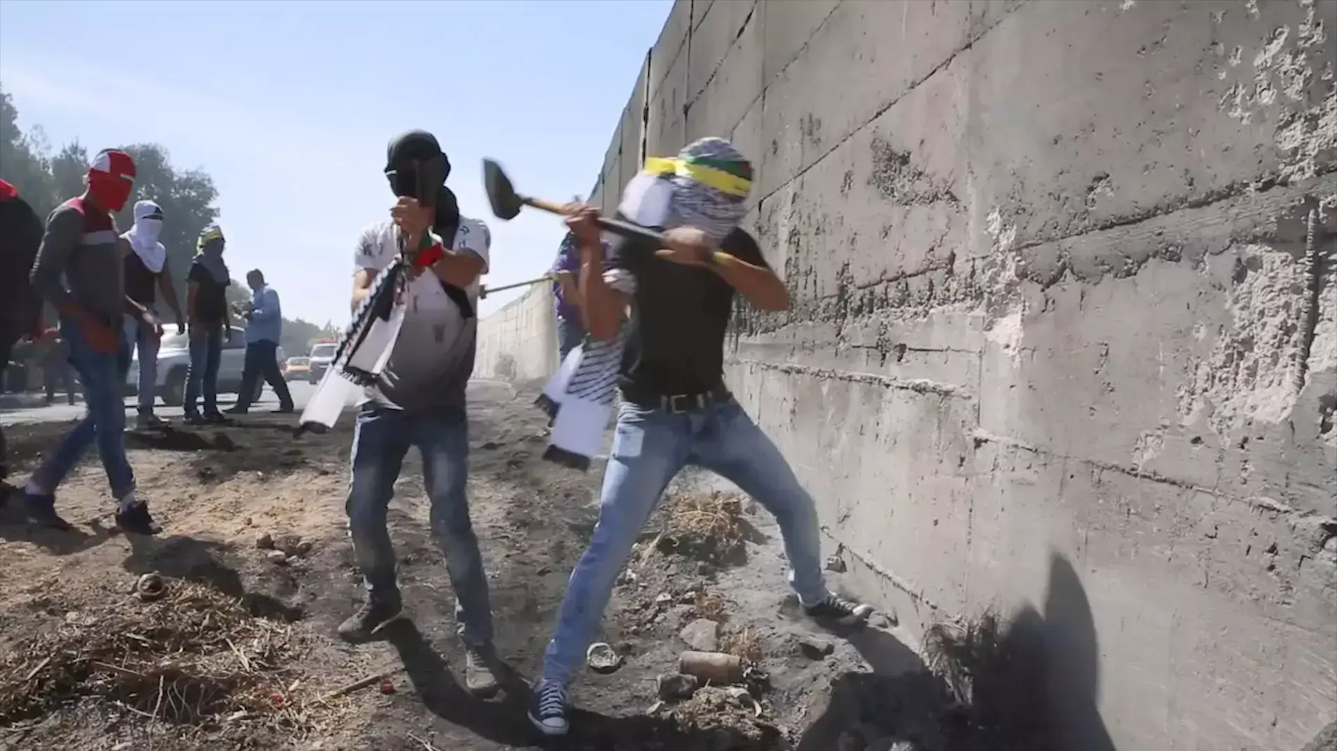 עשרות פלסטינים מיידים אבנים לעבר כוחות הביטחון במזרח ירושלים