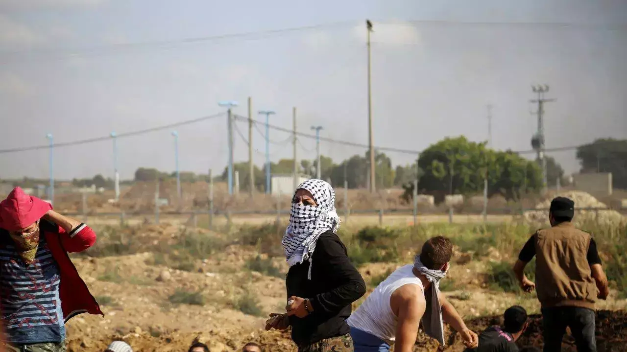 פלסטינים מתעמתים עם כוחות הביטחון בגבול רצועת עזה, 9 באוקטובר 2015 פלסטינים מתעמתים עם כוחות הביטחון בגבול רצועת עזה, 9 באוקטובר 2015