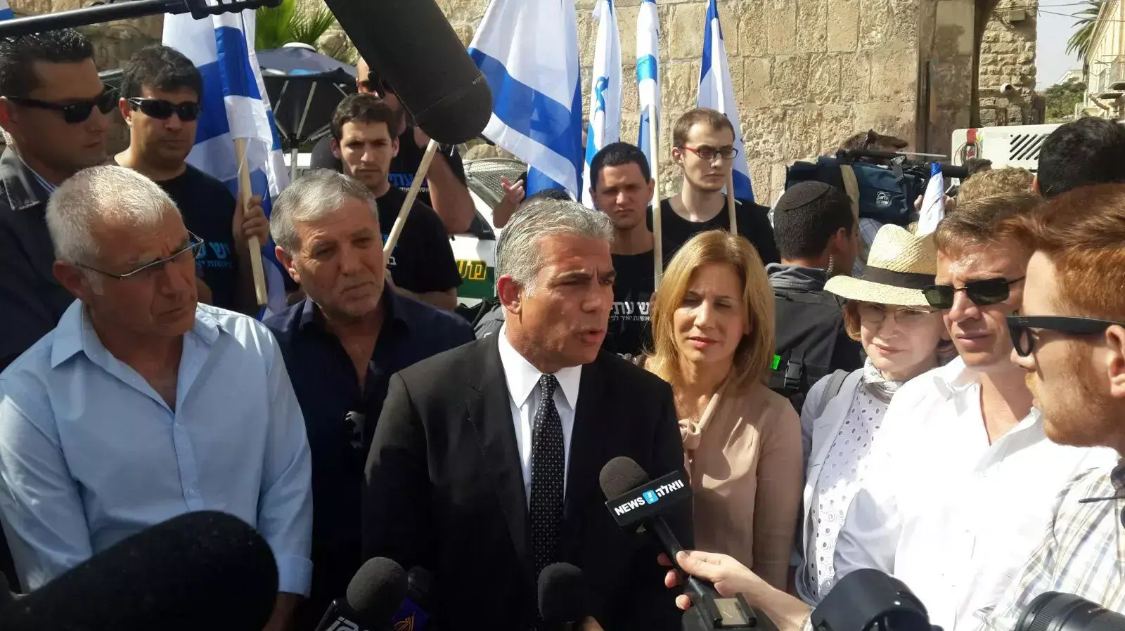 ח"כ יאיר לפיד, יו"ר מפלגת 'יש עתיד', עם חברי סיעתו במהלך ביקור בשער האריות, אוטובר 2015 ח"כ יאיר לפיד, יו"ר מפלגת 'יש עתיד', עם חברי סיעתו במהלך ביקור בשער האריות, אוטובר 2015