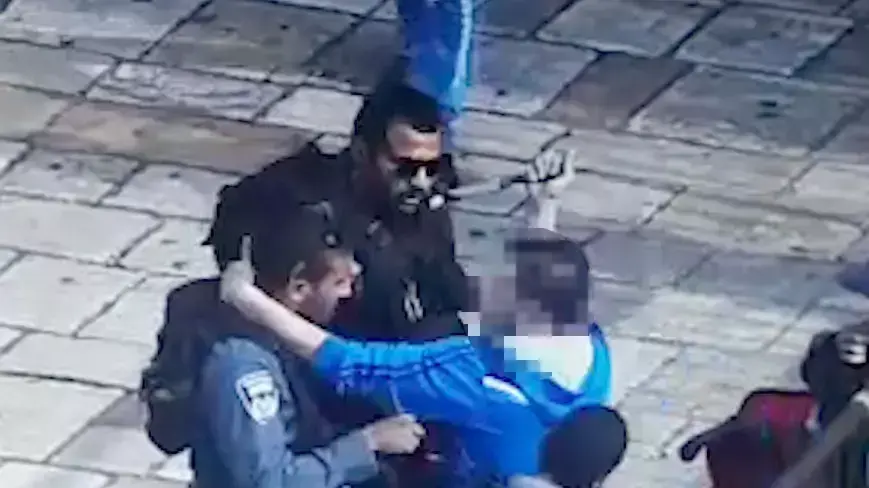 תיעוד: מחבל דוקר שוטר מג"ב בשער שכם, אוקטובר 2015 תיעוד: מחבל דוקר שוטר מג"ב בשער שכם, אוקטובר 2015