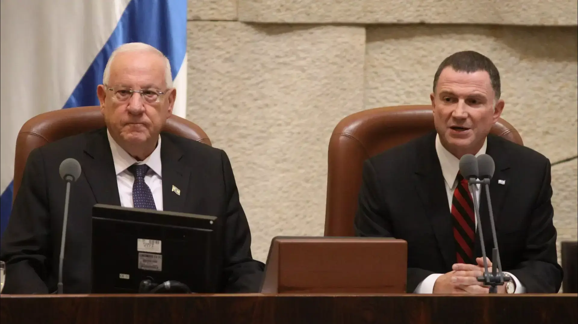 נשיא המדינה ראובן ריבלין ויו"ר הכנסת יולי אדלשטיין בפתיחת מושב החורף של הכנסת, אוקטובר 2015 נשיא המדינה ראובן ריבלין ויו"ר הכנסת יולי אדלשטיין בפתיחת מושב החורף של הכנסת, אוקטובר 2015