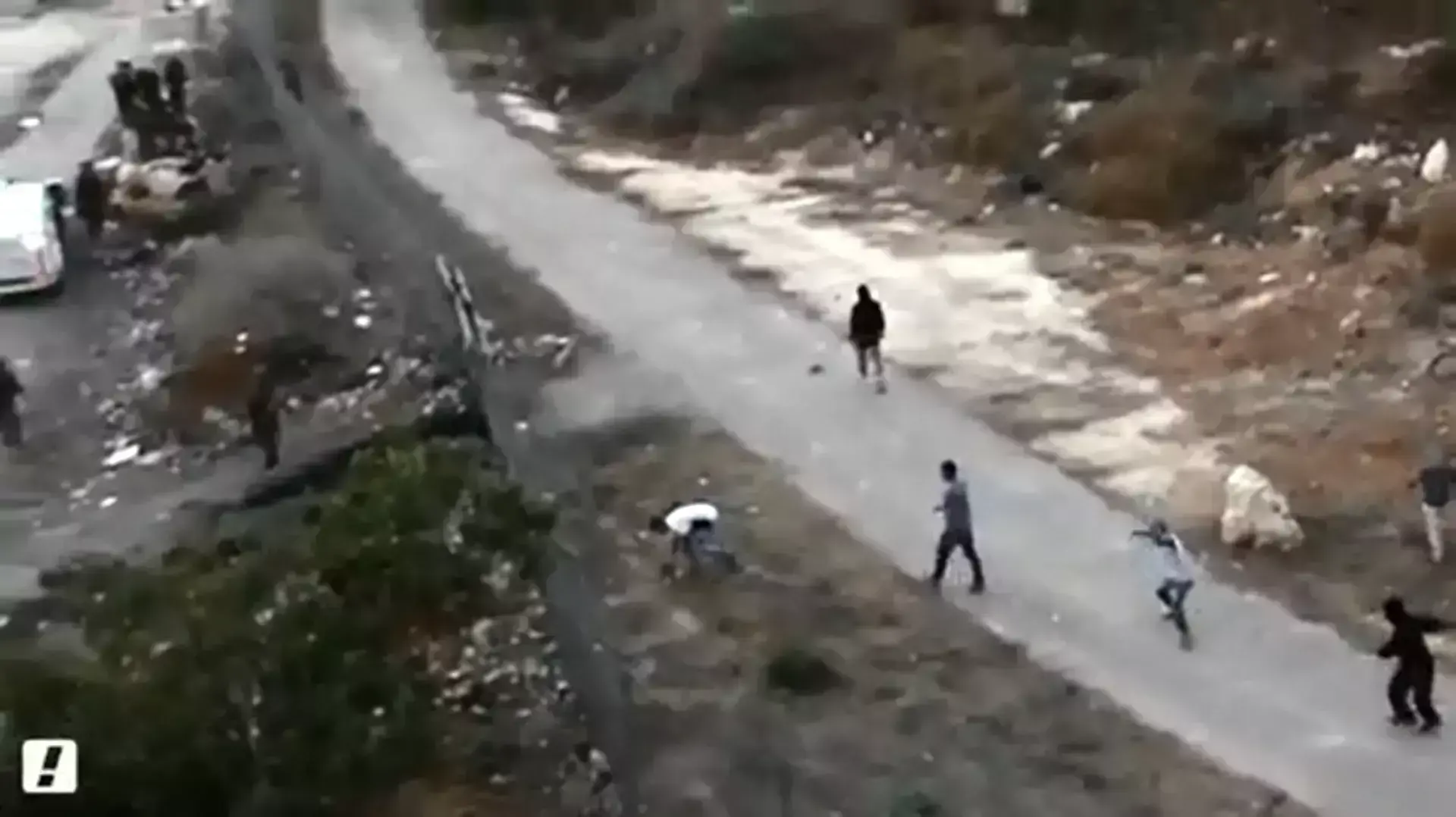 מתנחלים מיידים אבנים לעבר בית משפחה פלסטינית בחברון מתנחלים מיידים אבנים לעבר בית משפחה פלסטינית בחברון