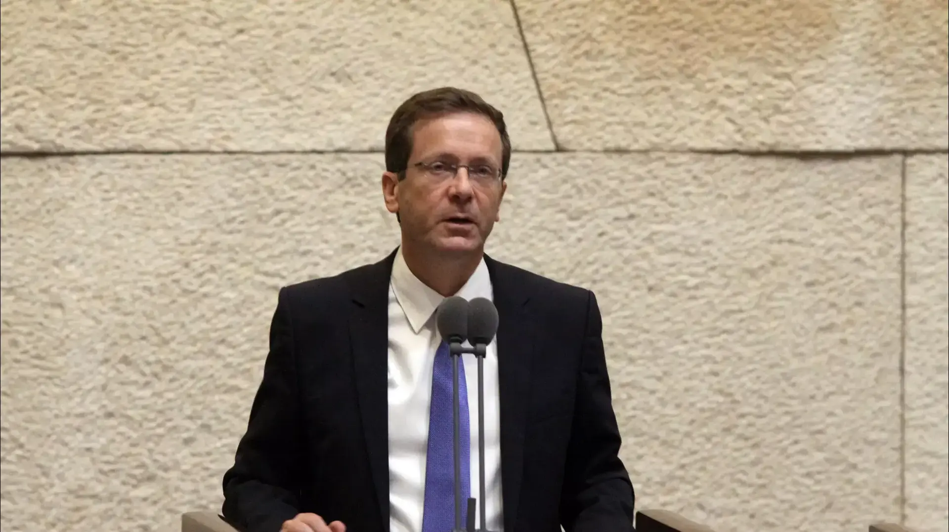 יו" האופזיציה יצחק הרצוג במליאה בכנסת, אוטובר 2015 יו" האופזיציה יצחק הרצוג במליאה בכנסת, אוטובר 2015