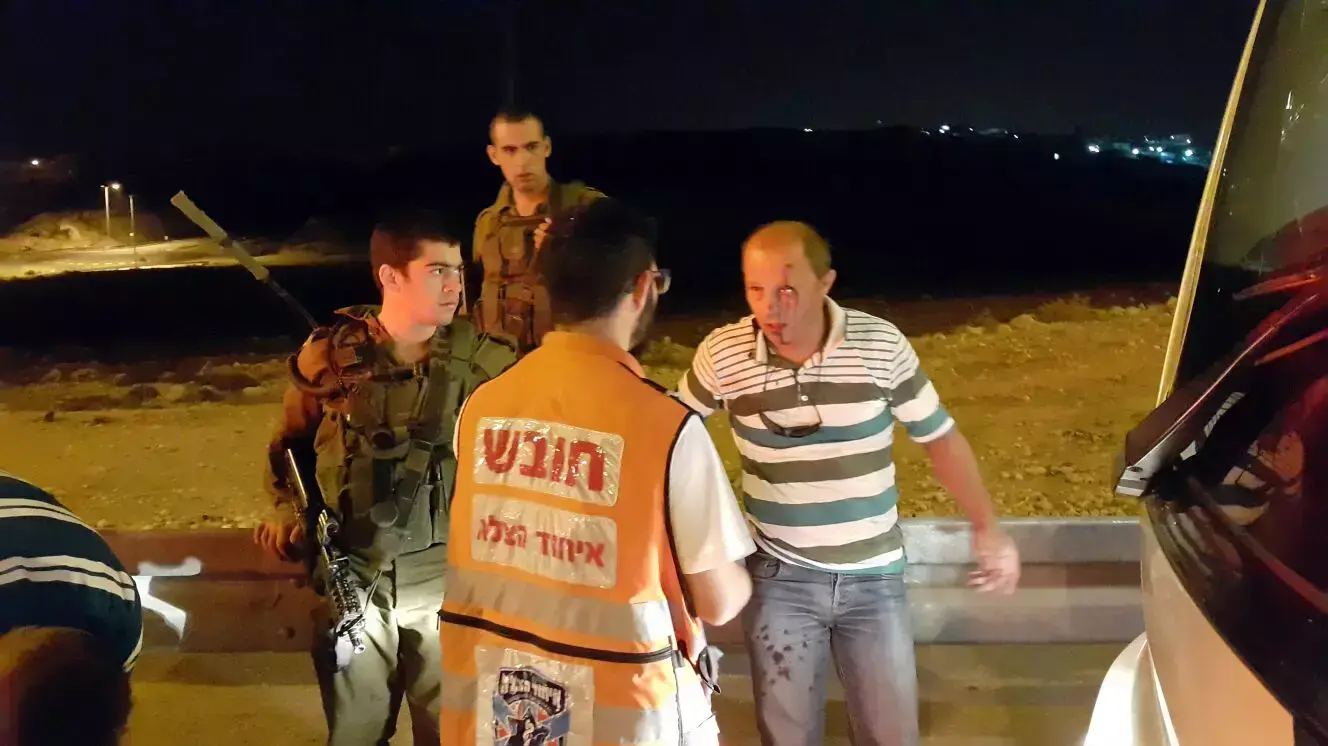נהג אוטובוס ערבי נפצע קל מיידוי אבנים לעבר רכבו בבנימין. 13 באוקטובר 2015. נהג אוטובוס ערבי נפצע קל מיידוי אבנים לעבר רכבו בבנימין. 13 באוקטובר 2015.