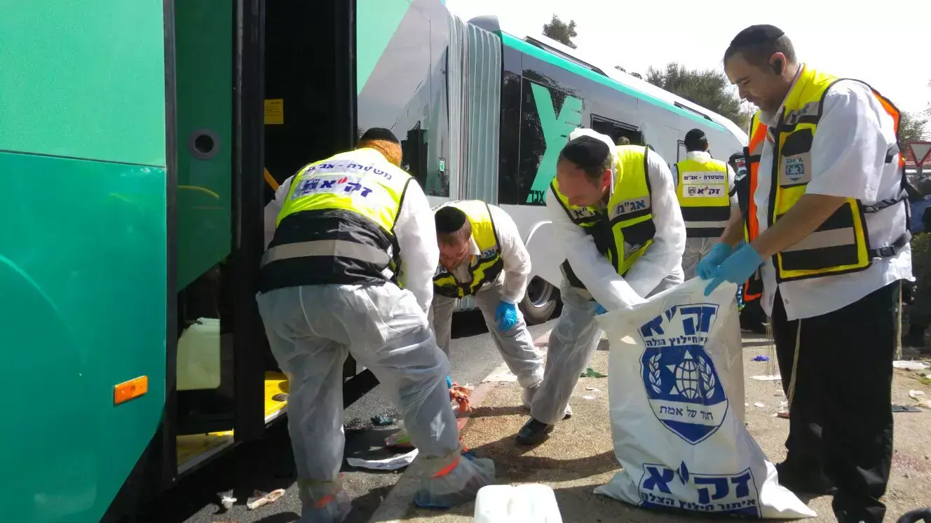 אנשי זק"א בפיגוע באוטובוס בשכונת ארמון הנציב בירושלים. 13 באוקטובר 2015. אנשי זק"א בפיגוע באוטובוס בשכונת ארמון הנציב בירושלים. 13 באוקטובר 2015.