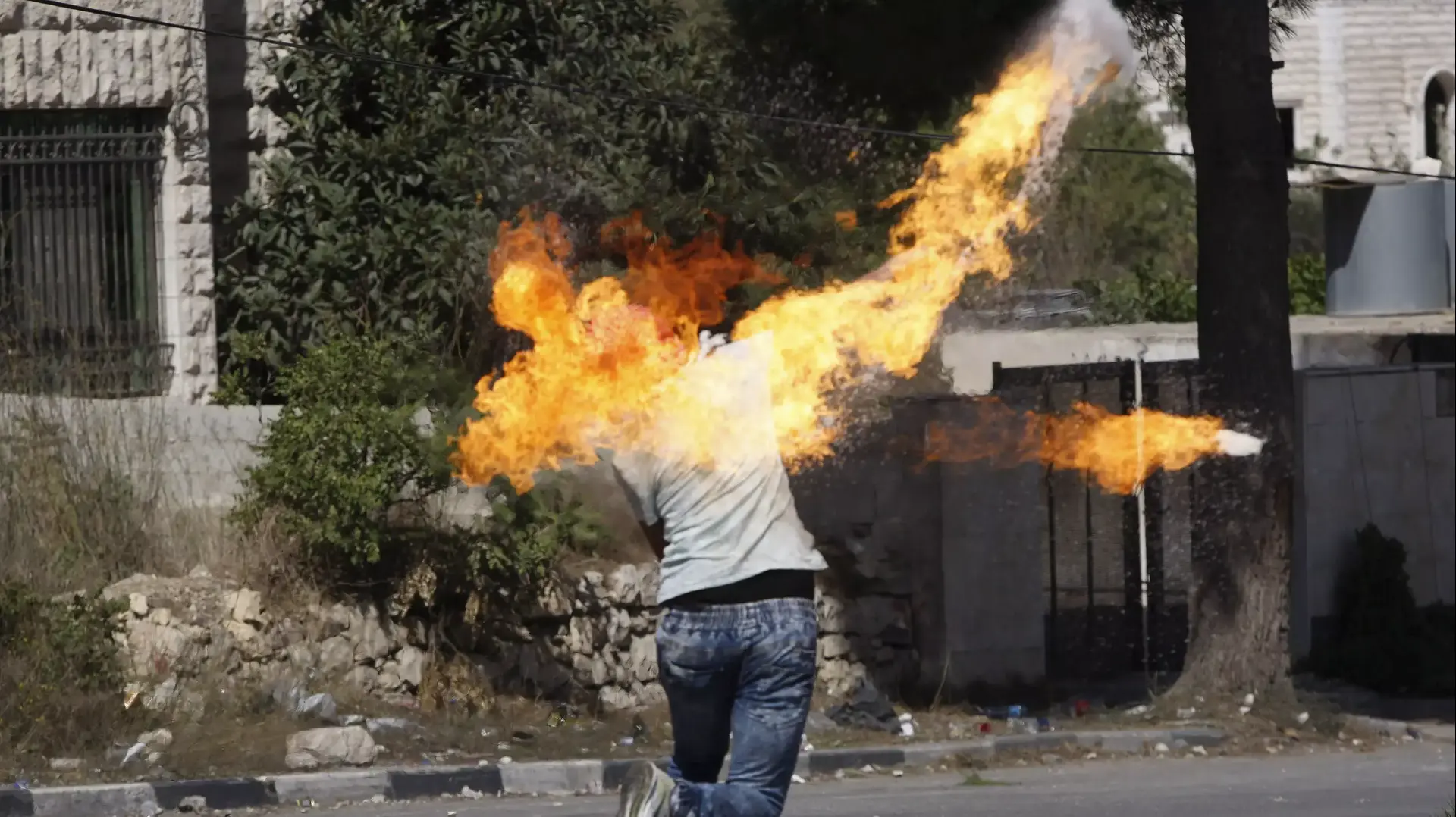 פלסטיני יידה בקבוק תבערה לעבר חיילים בחברון ועלה באש 13 באוקטובר 2015 פלסטיני יידה בקבוק תבערה לעבר חיילים בחברון ועלה באש 13 באוקטובר 2015