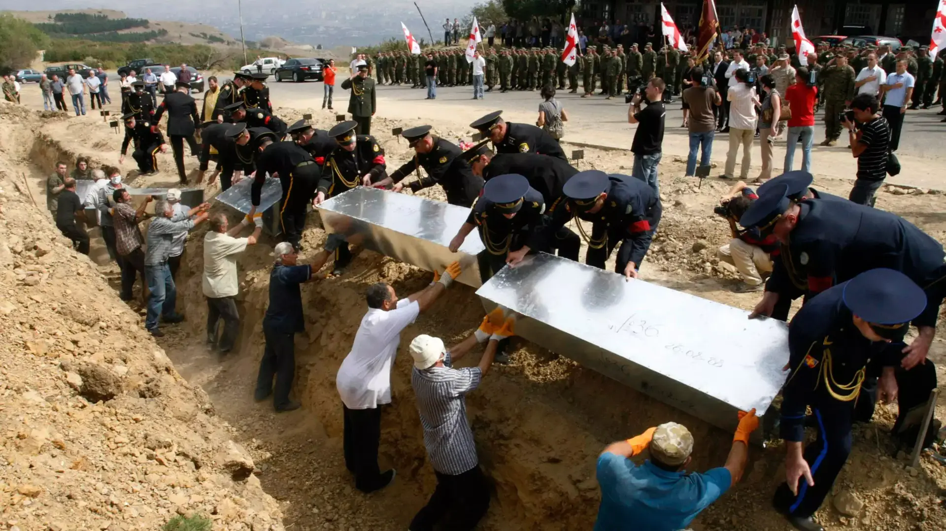 הלווייה של חיילים גיאורגים שנהרגו במלחמה עם רוסיה בטבליסי, אוגוסט 2015 הלווייה של חיילים גיאורגים שנהרגו במלחמה עם רוסיה בטבליסי, אוגוסט 2015
