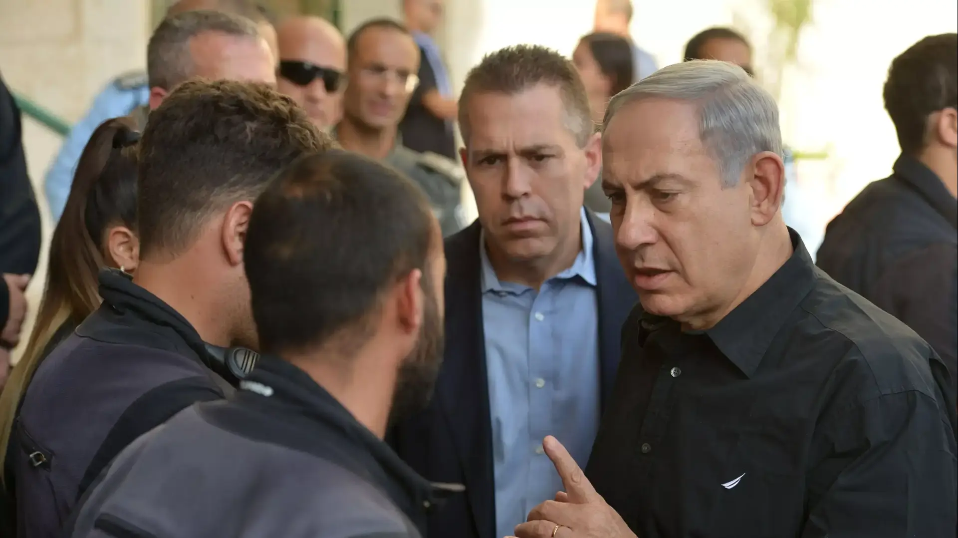 ראש הממשלה בנימין נתניהו והשר לביטחון פנים גלעד ארדן מבקרים בבסיס משמר הגבול, ירושלים. אוקטובר 2015