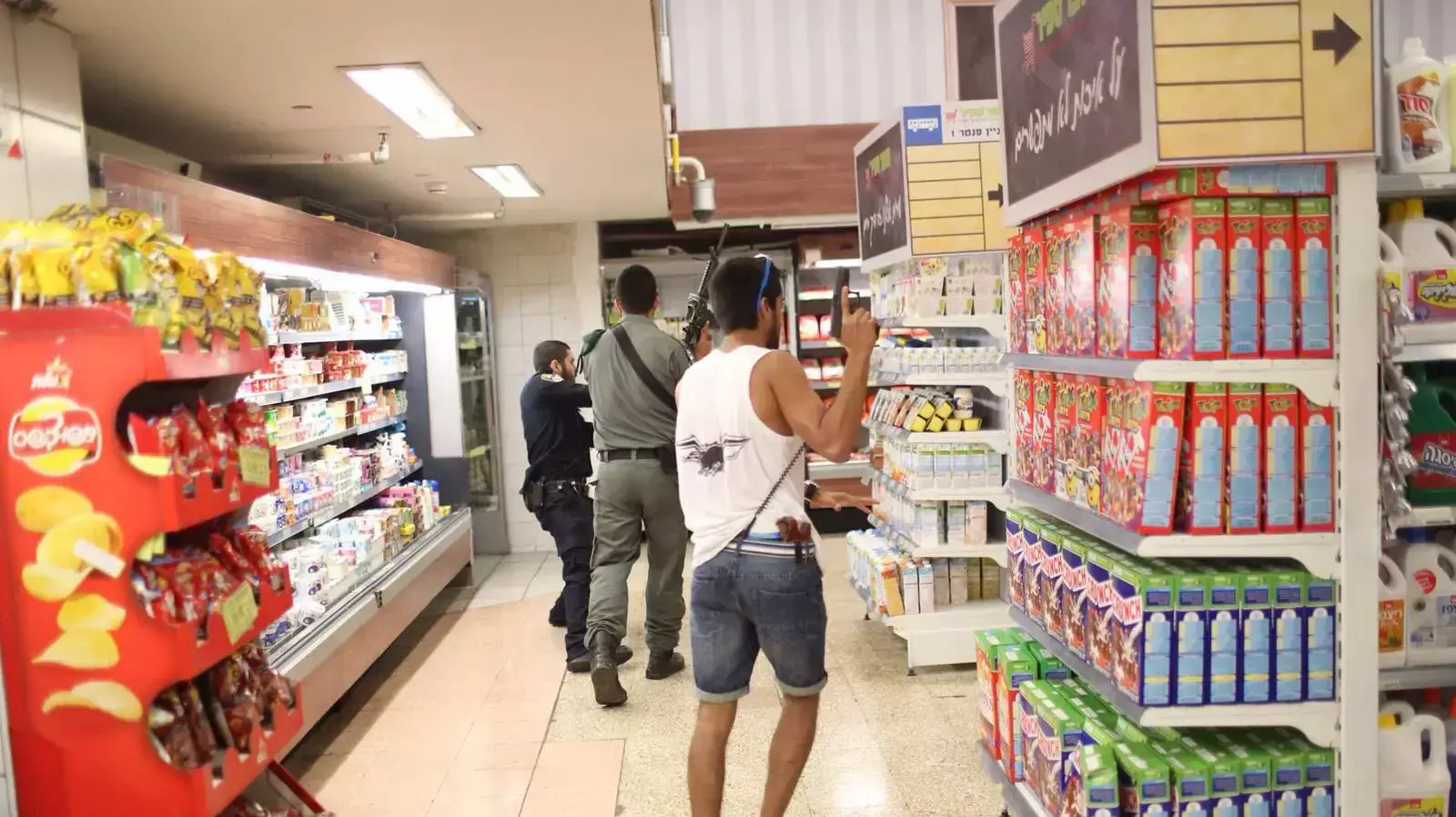 מרדף אחר מחבל בתחנה המרכזית ירושלים. אוקטובר 2015 מרדף אחר מחבל בתחנה המרכזית ירושלים. אוקטובר 2015