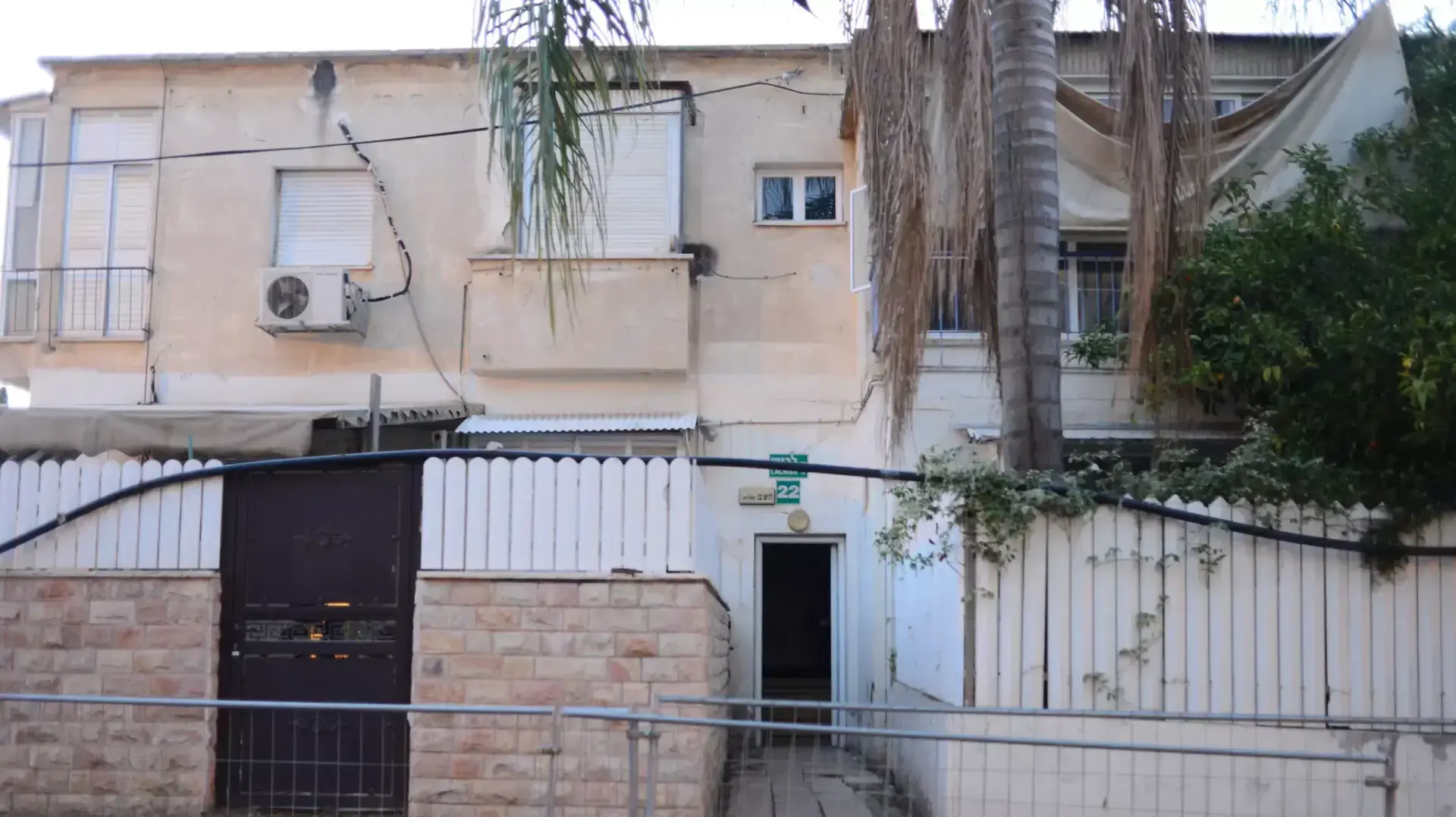 דירתו בגבעתיים של פטריק קון, שבה עבדו שני החשודים בתכנון פעילות טרור. אוקטובר 2015 דירתו בגבעתיים של פטריק קון, שבה עבדו שני החשודים בתכנון פעילות טרור. אוקטובר 2015