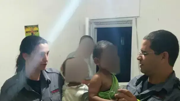 לוחמי האש והשוטרים הצילו שני תינוקות שעמדו על אדן החלון בקומה הרביעית באשקלון. אוקטובר 2015