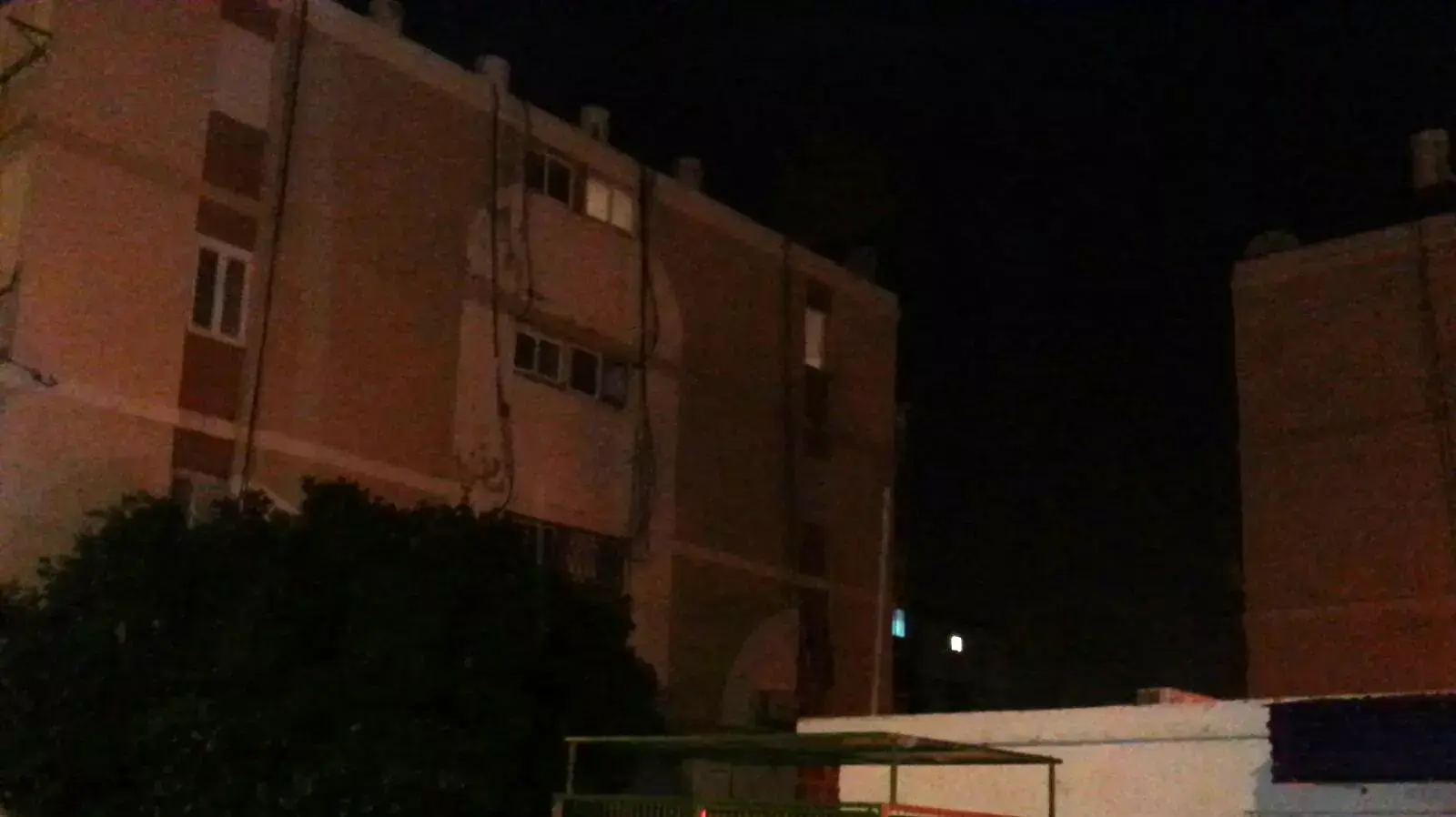 לוחמי האש והשוטרים הצילו שני תינוקות שעמדו על אדן החלון בקומה הרביעית באשקלון. אוקטובר 2015 לוחמי האש והשוטרים הצילו שני תינוקות שעמדו על אדן החלון בקומה הרביעית באשקלון. אוקטובר 2015
