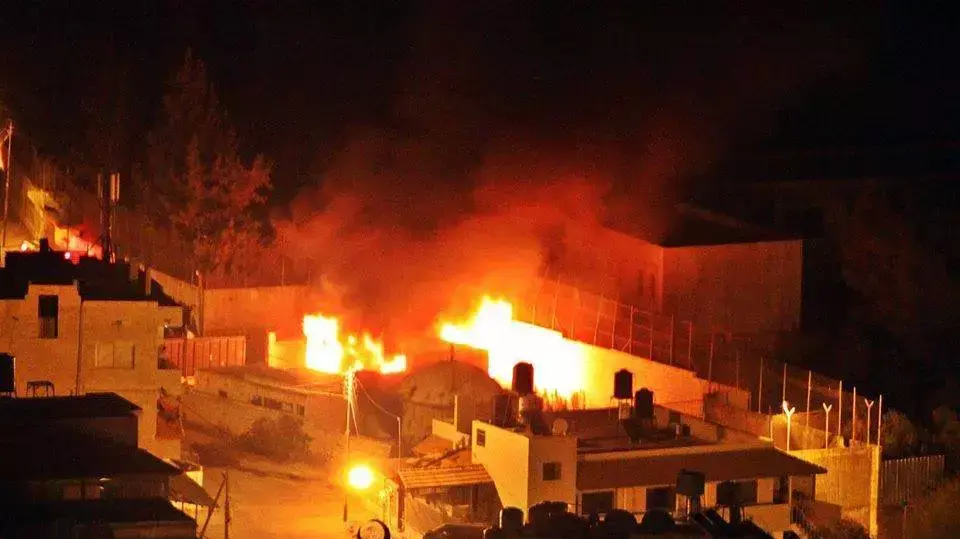 כמאה פלסטינים הציתו את מתחם קבר יוסף בשכם כמאה פלסטינים הציתו את מתחם קבר יוסף בשכם