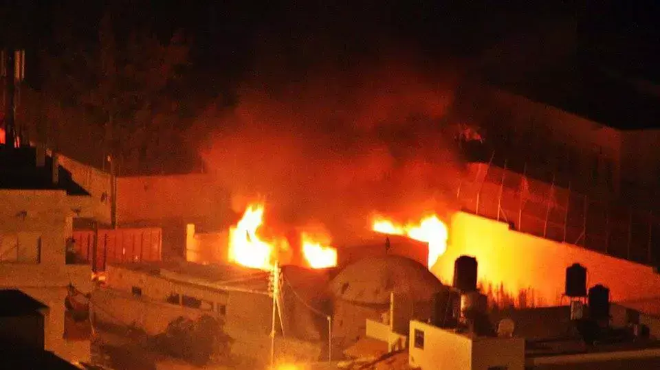 כמאה פלסטינים הציתו את מתחם קבר יוסף בשכם כמאה פלסטינים הציתו את מתחם קבר יוסף בשכם