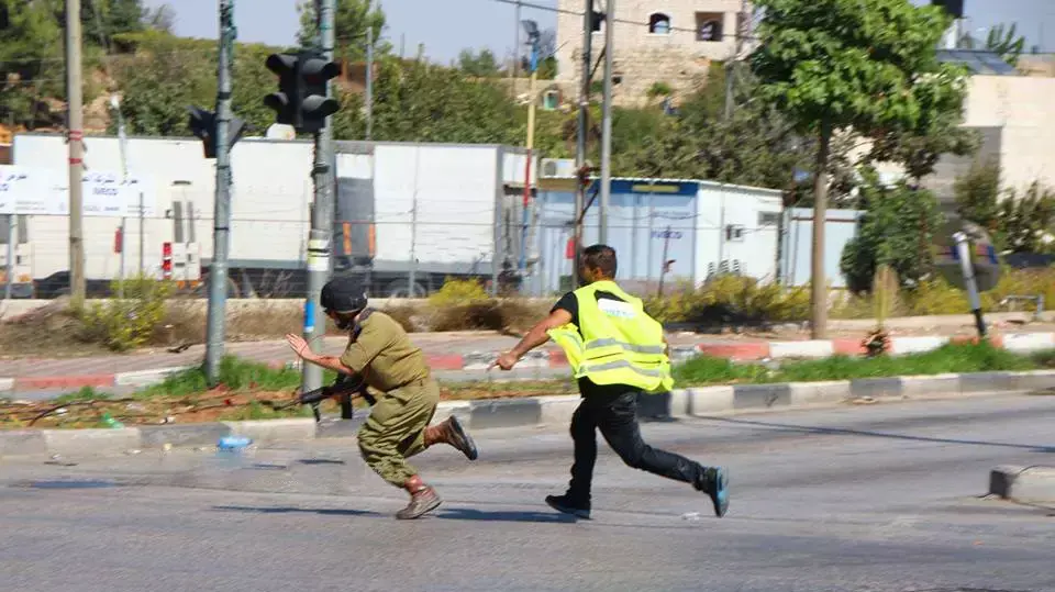 מחבל דקר חייל בצומת הזית ליד חברון, 16 לאוקטובר 2015 מחבל דקר חייל בצומת הזית ליד חברון, 16 לאוקטובר 2015