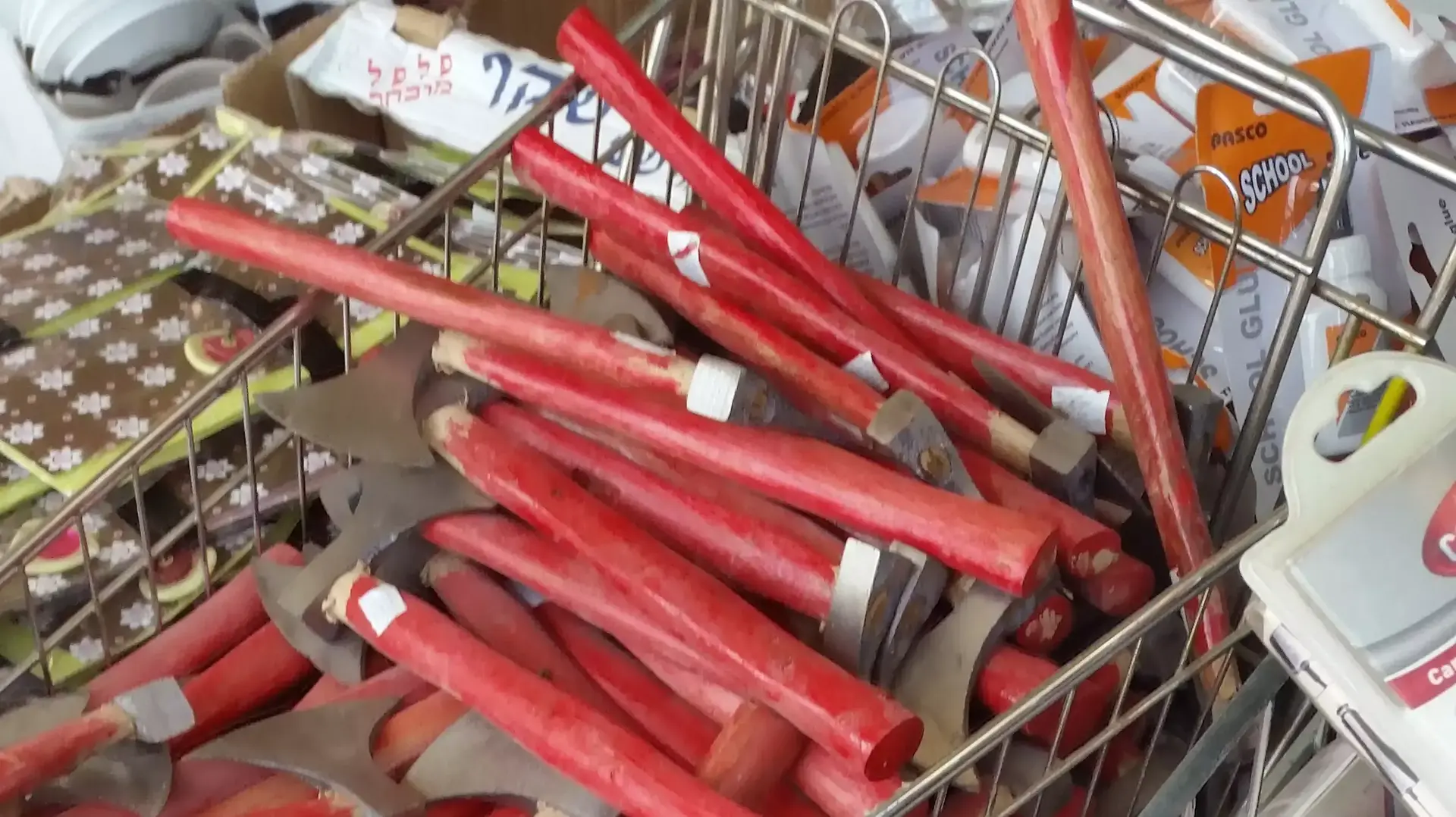 מכירת גרזנים בחנות ביפו מכירת גרזנים בחנות ביפו