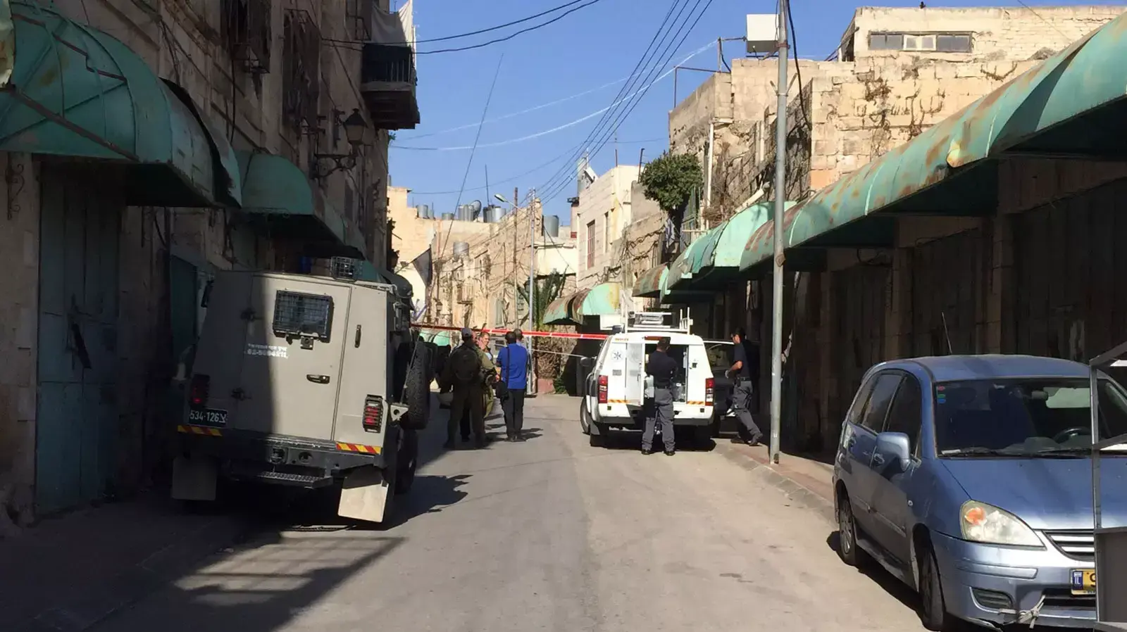 תיעוד לאחר ניסיון פיגוע הדקירה ליד בית הדסה בחברון 17 באוקטובר 2015 תיעוד לאחר ניסיון פיגוע הדקירה ליד בית הדסה בחברון 17 באוקטובר 2015